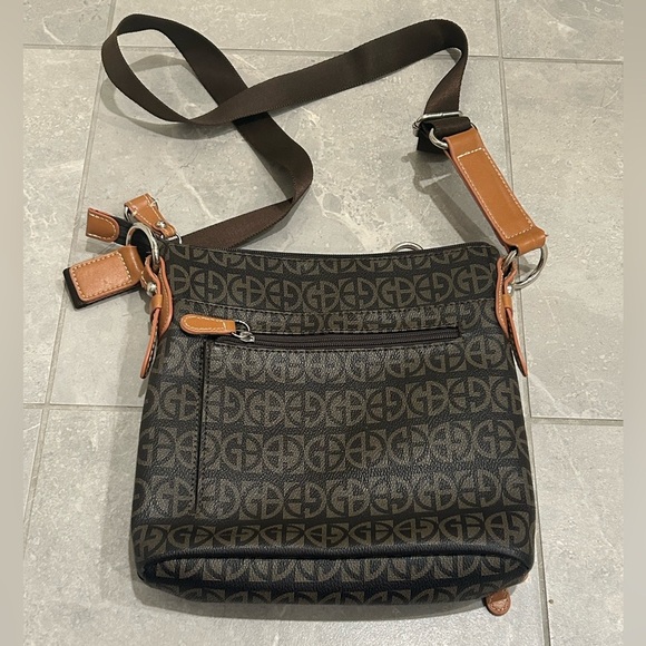 EUC Giani Bernini Block Signature Crossbody - Picture 3 of 16